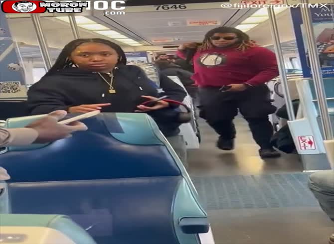 Video :He uses his sneaker to strike a man brandishing a knife to stop him